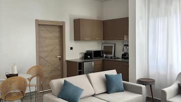 Comfort-Apartment, 1 Schlafzimmer, Balkon | Wohnbereich | Fernseher