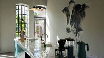 Een koelkast, een oven, een vaatwasser, een koffiezetapparaat/waterkoker