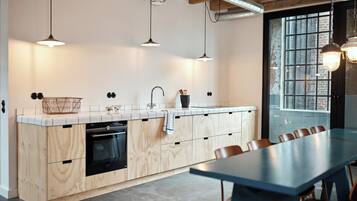 Fridge, oven, dishwasher, coffee/tea maker