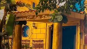 Entrada de un edificio con un cartel que dice 'Maximum Spa Ante Stress'.