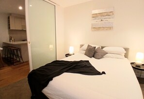 2 間睡房、書桌、熨斗/熨衫板、可攜式嬰兒床