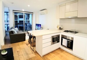 雪櫃、微波爐、焗爐、爐具