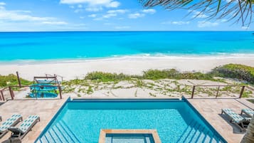 Utomhuspool och uppvärmd pool