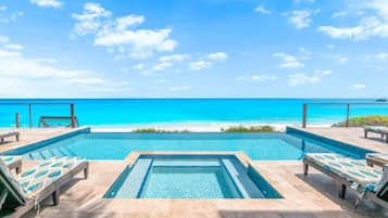 Een buitenzwembad en een verwarmd zwembad