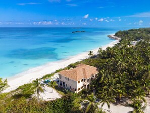 Plage, chaises longues, serviettes de plage