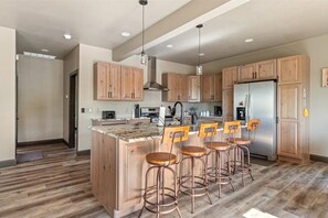 Fridge, microwave, oven, stovetop - Graystone At Terry Peak Ski Resort (North Lawrence)
