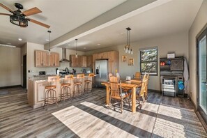 Fridge, microwave, oven, stovetop - Graystone At Terry Peak Ski Resort (North Lawrence)