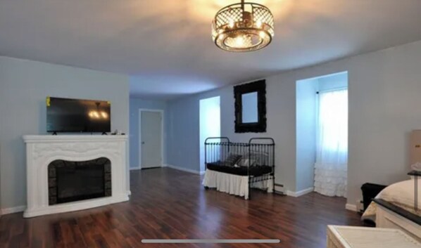 5 bedrooms, iron/ironing board, WiFi, bed sheets