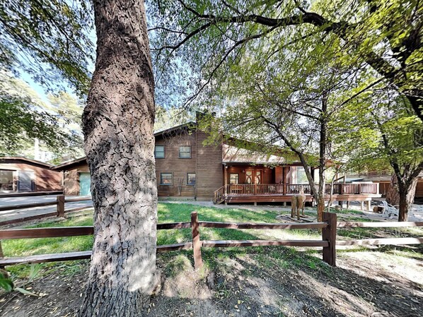 บ้านพัก (4 Bedrooms) | ด้านหน้าที่พัก