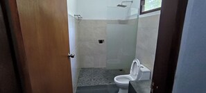 Comfort Double Room, Garden View | Bathroom | Shower, towels, soap, shampoo - Tanggu homestay  (Ubud)