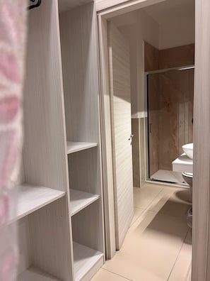 Basic Triple Room | Bathroom | Hair dryer, towels, soap, shampoo