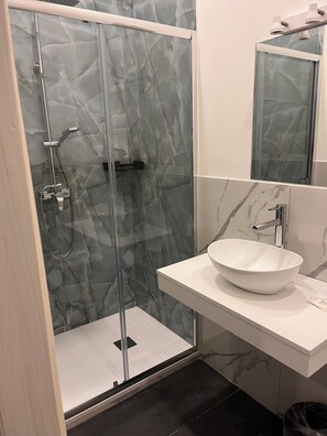 Eenvoudige kamer, 1 twee- of 2 eenpersoonsbedden | Badkamer | Een haardroger, handdoeken, zeep, shampoo
