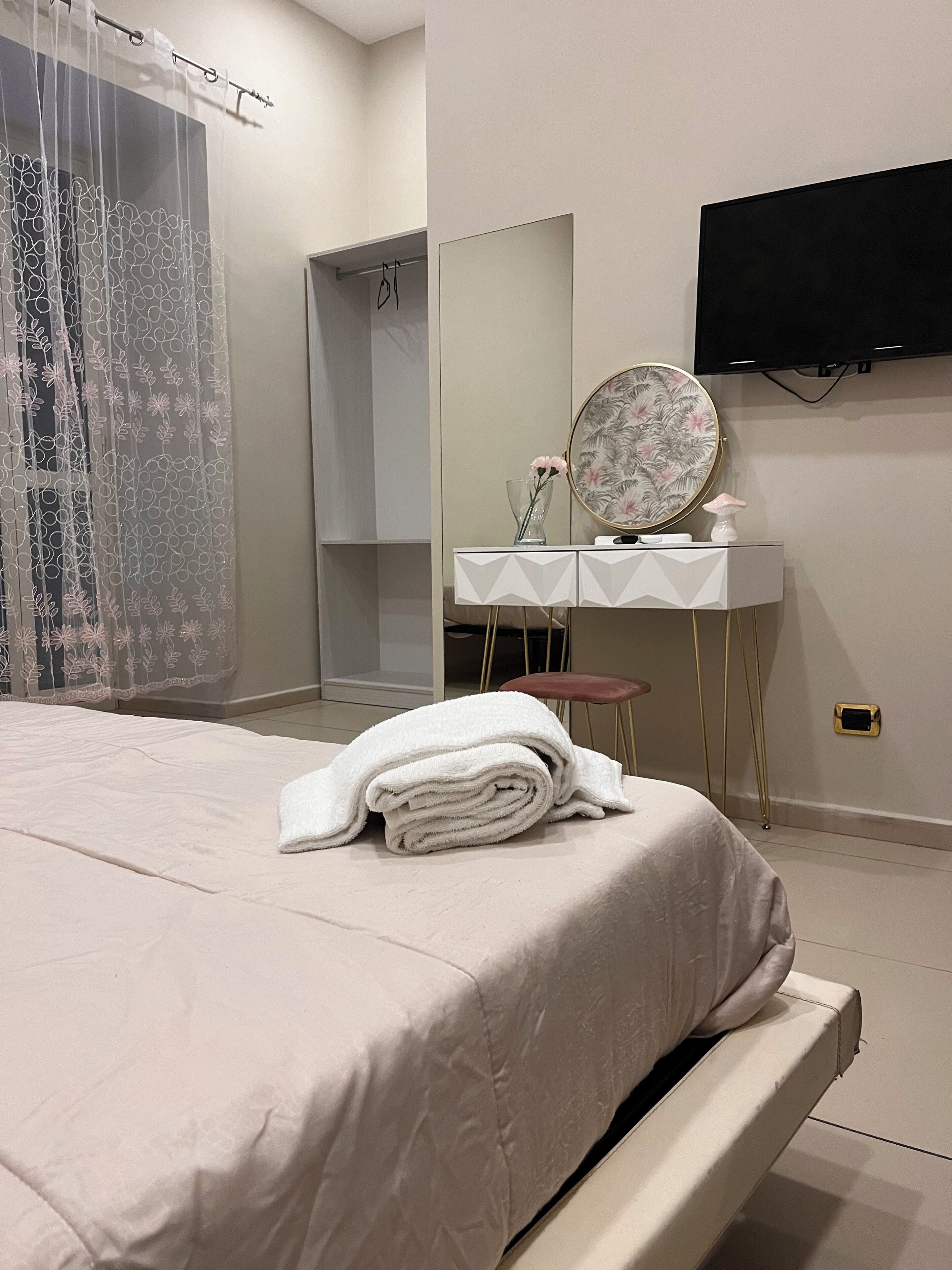 Kolmen hengen perushuone | Työpöytä, ilmainen Wi-Fi