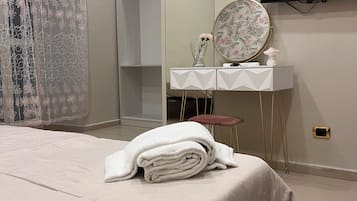 Habitació triple bàsica | Escriptori i wifi gratuïta