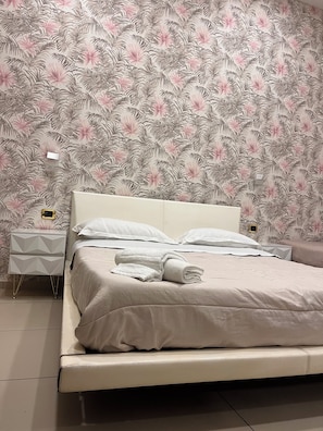 Desk, free WiFi -  International Hotels (Naples)
