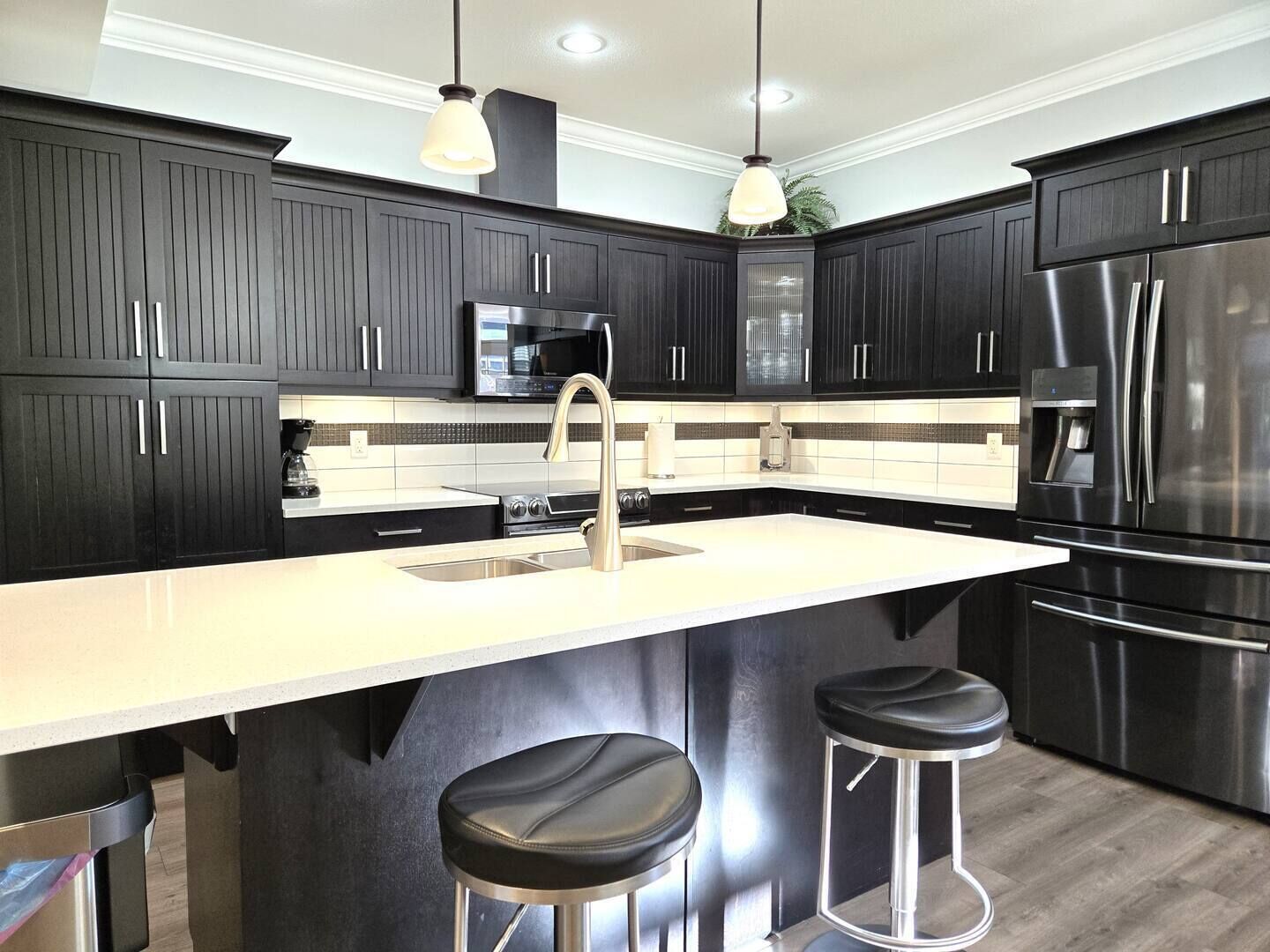 Réfrigérateur, micro-ondes, four, plaque de cuisson