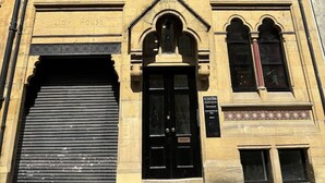 A multi-story building with a prominent arched window design and a black door. - Modern Leeds Central Stay -2 min walk from station (Leeds)