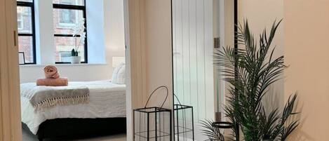 2 habitaciones, escritorio y tabla de planchar con plancha