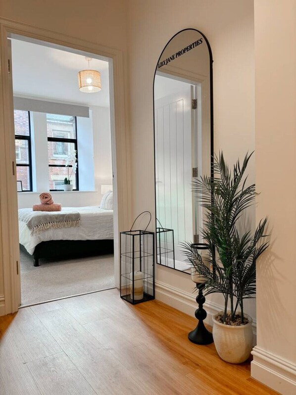 2 Schlafzimmer, Schreibtisch, Bügeleisen/Bügelbrett, Reisekinderbett