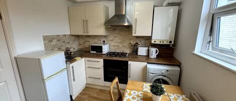 Een koelkast, een magnetron, een oven, een kookplaat