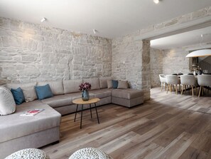 Villa | Living area - Treori Comfortable Holiday Residence (Sveti Lovrec)