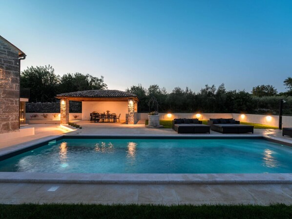 วิลล่า | สระว่ายน้ำ | สระว่ายน้ำกลางแจ้ง