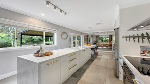 Wasserkocher mit Kaffee-/Teezubehör, Kühlschrank, Mikrowelle, Ofen