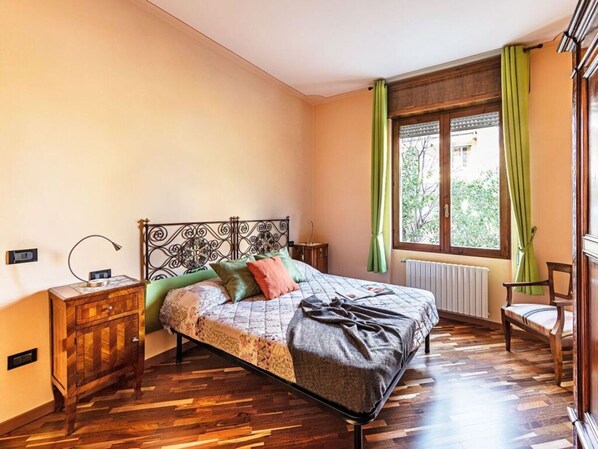 2 bedrooms, iron/ironing board, bed sheets