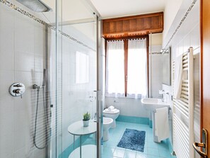 House | Bathroom - La Magnolia 2 Comfortable Holiday Residence (Desenzano del Garda)