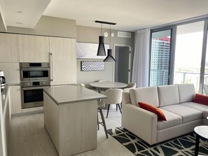 Interior - sleep by the sea on this luxurious unit (Hollywood)