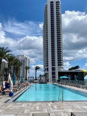 Pool - sleep by the sea on this luxurious unit (Hollywood)