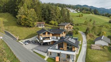 Ein modernes Hotel mit mehreren Gebäuden, einem Parkplatz und einer Straße.