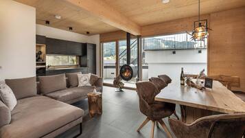 Family House, 3 Bedrooms, Sauna, Mountain View | Ruang tamu | 100 cm televisyen skrin rata dengan digital, lantai dipanaskan, pejabat