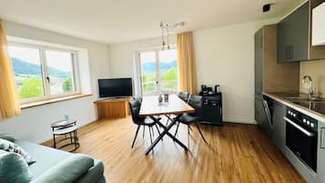 Classic-Apartment, 2 Schlafzimmer, Balkon, Stadtblick | Zimmersafe, Bügeleisen/Bügelbrett, Babybetten, kostenloses WLAN