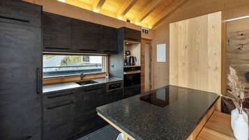 Panoramic Chalet, 2 Bedrooms, Sauna, Mountain View | Dapur peribadi | Peti sejuk/penyejuk beku saiz penuh, dapur, mesin basuh pinggan mangkuk