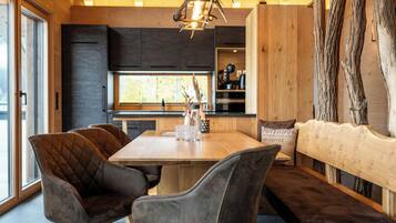 Chalet panorámico, 2 habitaciones, sauna, vistas a la montaña | Servicio de comidas en la habitación