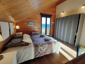 5 عدّة غرف نوم ومكواة/لوح كي وسرير سفر وخدمة الإنترنت