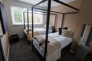 3 bedrooms, iron/ironing board, free WiFi, bed sheets - Uber Stylish 3 bedroom home with off road parking (Merthyr Tydfil County Borough)