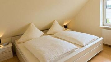 5 Schlafzimmer, individuell eingerichtet, Bügeleisen/Bügelbrett