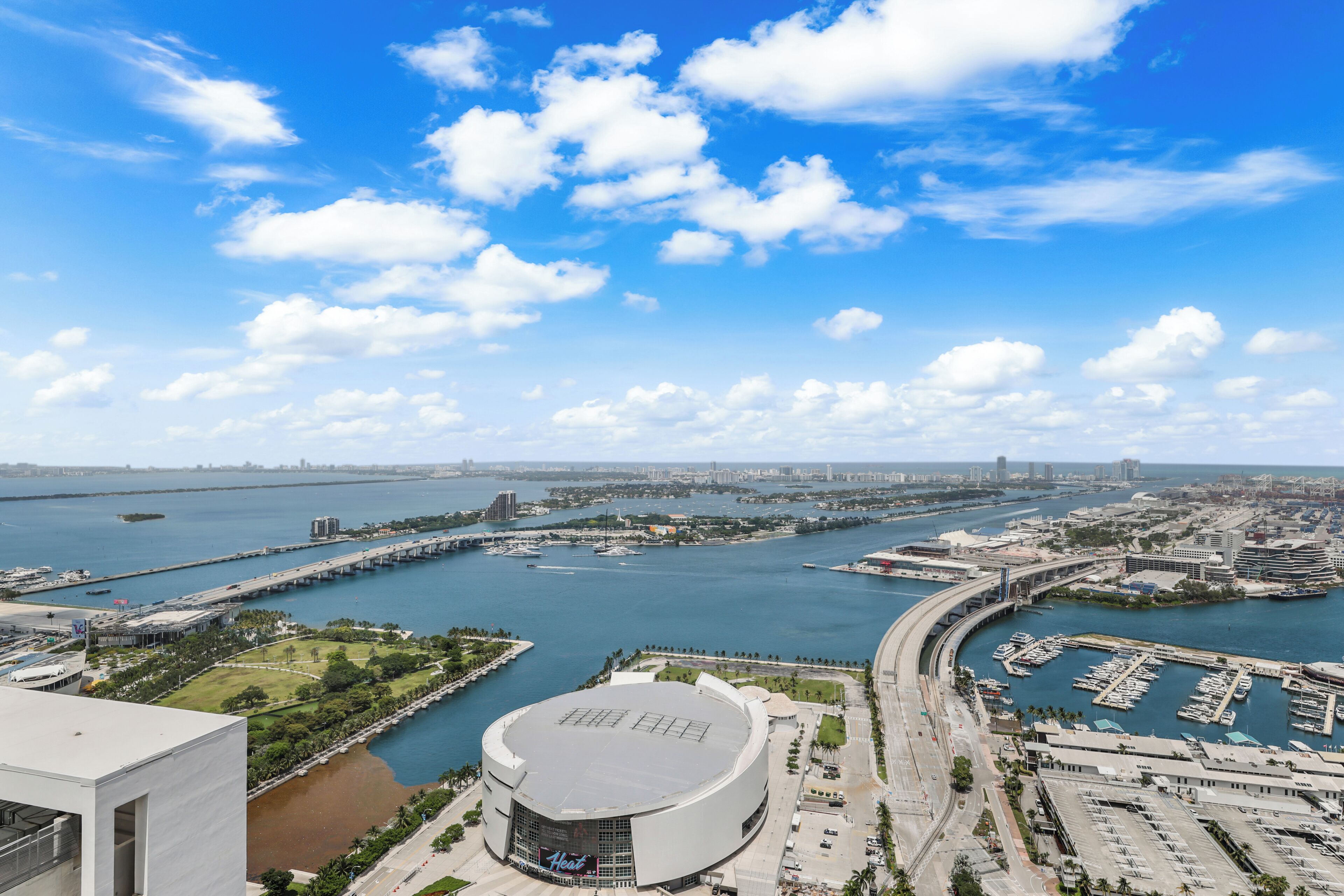 Une vue sur le front de mer, avec un grand stade, un port de plaisance et un paysage urbain.