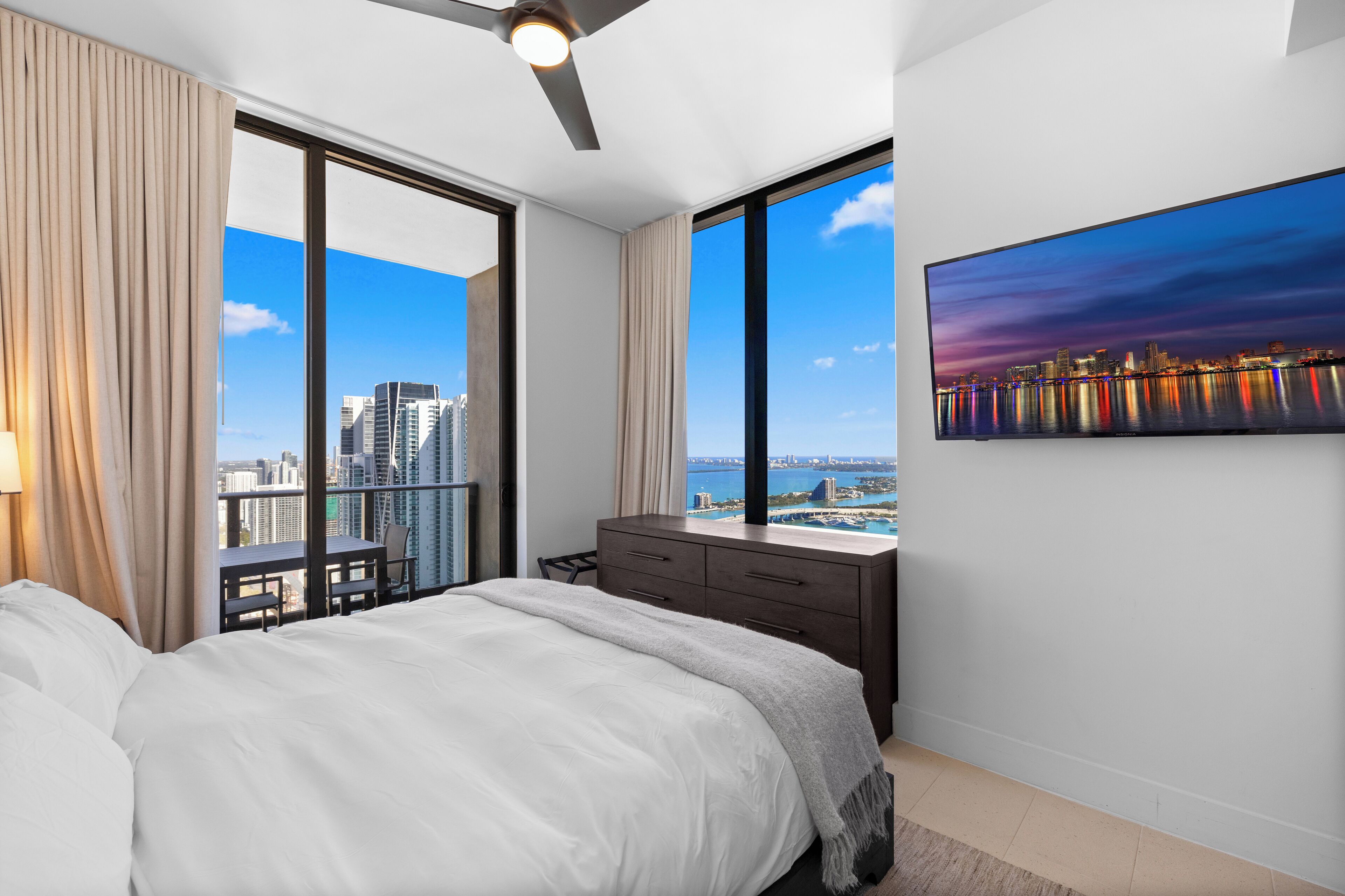 أغطية فراش متميزة ومساحة عمل للكمبيوتر المحمول وستائر تعتيم