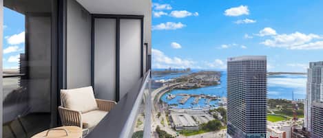 Luxury Studio Suite, 1 King Bed, City View | City view