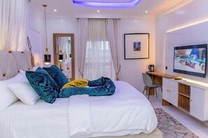 Quarto luxo, vista para a cidade | Escrivaninha, espaço de trabalho para notebook, Wi-Fi de cortesia