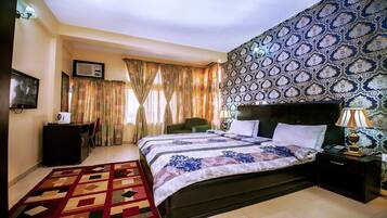 Classic Room, City View | Desk, laptop workspace, free WiFi