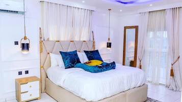 Classic Room, City View | Desk, laptop workspace, free WiFi