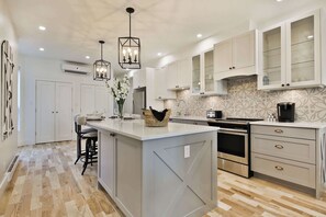 雪櫃、微波爐、焗爐、爐具