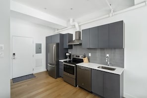 Frigorifero, microonde, forno, piano cottura