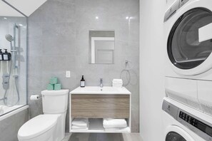 Chuveiro, secador de cabelo, toalhas de banho 