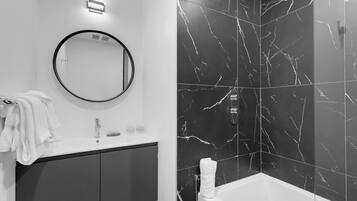 Dusche, Haartrockner, Handtücher