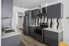 Fridge, microwave, oven, stovetop - Downtown| Stylish 2BDR-2BA|6Guests (Montréal)